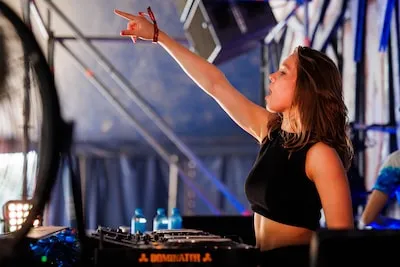 Vrouwelijke dj's bestormen Dominator: 'Het draait om skills, niet om looks'