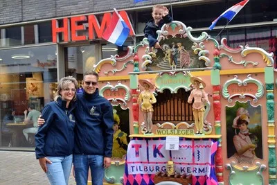 Anita en Pascal uit Tilburg doen mee aan Draaiorgeldag op de kermis: 'Zoon Juliën is de jongste orgelman van Nederland'