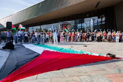Duizenden demonstranten voeren actie op stations tegen situatie in Gaza