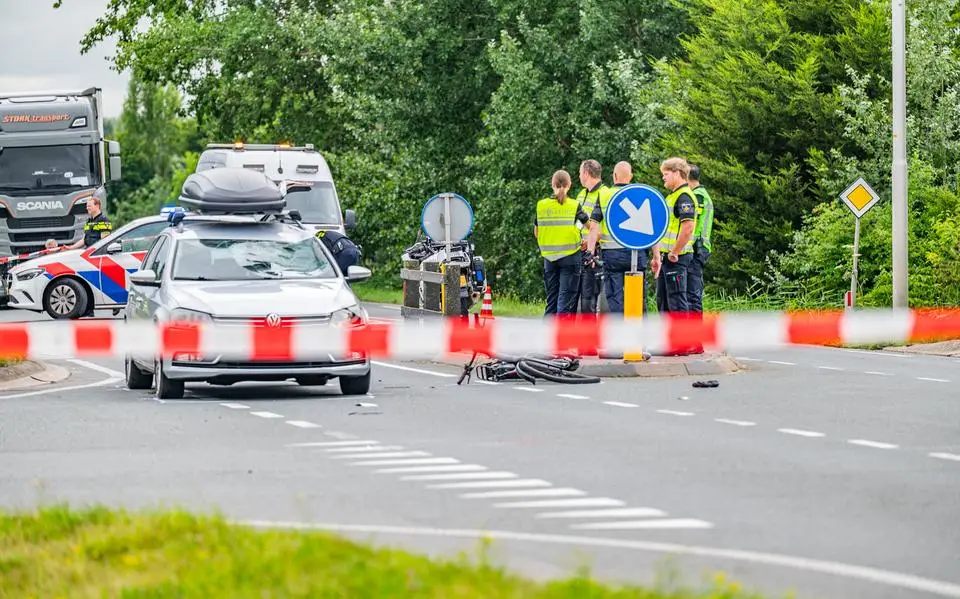 Fietsster overleden na botsing met auto bij Marrum