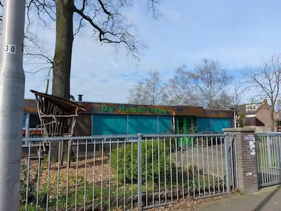 Dalend leerlingaantal bij Hobbitstee maakt ruimte voor tijdelijke vestiging basisschool Azzahraa