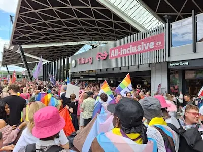 LIVE Roze Maandag | Terrassen in centrum zijn vol, maar er lijkt veel regen op komst