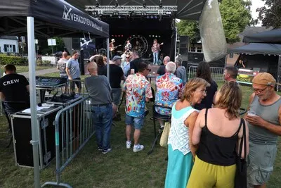 Vessems Zomerfest schotelt publiek herkenbare nummers voor: ‘Alle lof voor Irma’