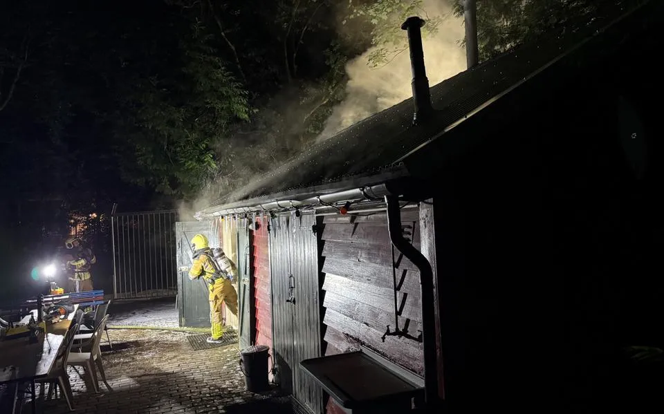Clubhuis gered bij brand jeu de boules-vereniging in Leeuwarden