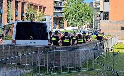 LIVE | Wilders en Baudet bij protest tegen azc in Helmond: demonstranten arriveren, politie checkt op vuurwerk