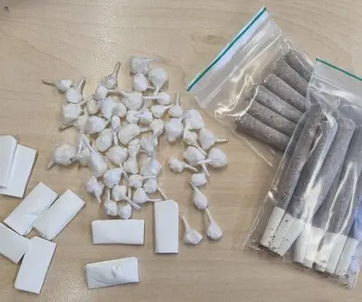 51 bolletjes, 9 ponypacks en 14 joints: politie vindt drugs na aanhouding voor rijden onder invloed