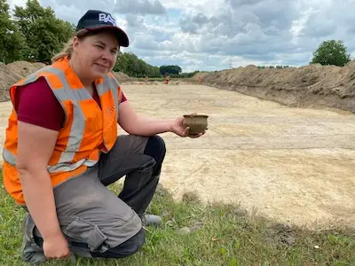 1000 jaar oud potje gevonden in Berkel-Enschot: ‘We denken dat er nog iets in zit’
