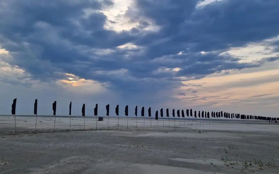 Stil protest op Schiermonnikoog: lijn van rouwvlaggen tegen kabelbesluit