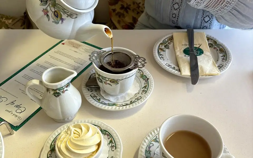 Een echt Engelse experience bij Tea Time, en dat gewoon op het Drentse platteland