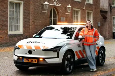Julia is niet van de politie, maar rukt voor de gemeente uit: ‘Ik hou ervan om bij hectiek snel te handelen