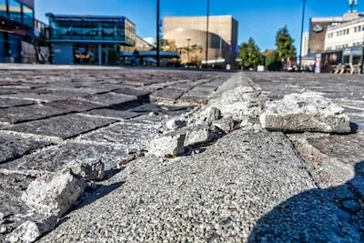Ligt er pas een jaar, toch moet het Stadsforum van Tilburg al gerepareerd worden: ‘Verkeerde materialen gebruikt’
