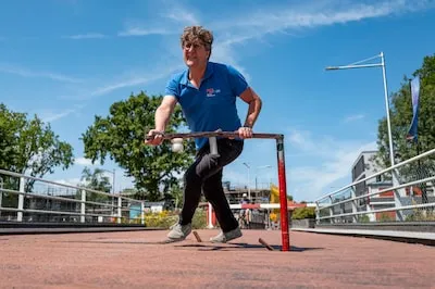 Roel (47) werkt op de laatste zware draaibrug van Nederland en die ligt in de Piushaven