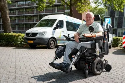 Thijs (74) baalt dat rolstoelbus voor uitjes niet meer rijdt: ‘Ze kunnen ons net zo goed een potje geraniums geven’