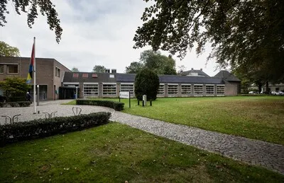 Nuenense politiek steunt ambtenaren ‘echt’, maar zij zitten voorlopig nog in lekkend gemeentehuis