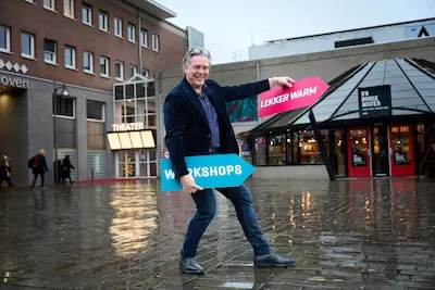 Lintje voor theaterman Sjoert Bossers, die van De Schalm een plek voor iedereen maakte