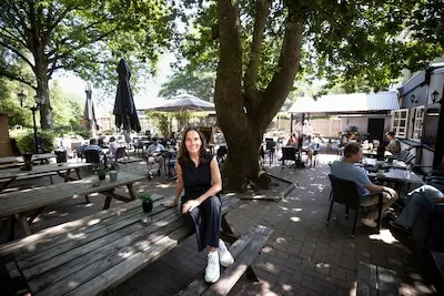 Gerda bewaakt al 25 jaar de ziel van de Hut van Mie Pils: ‘Met een café in het bos blijf je altijd bezig’
