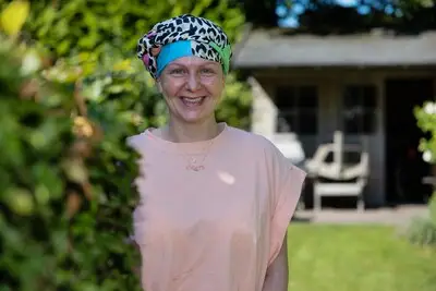 Vroedvrouw Lenneke (46) jubileert maar is ook ziek: ‘Natuurlijk maak ik me zorgen, maar ik ben positief’