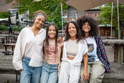 Inge nam haar drie dochters mee op wereldreis zonder eindbestemming; na tien jaar is er een boek