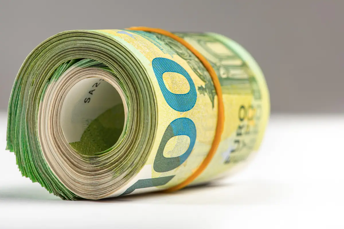 Mannen krijgen acht maanden cel en werkstraf voor uitgeven vals geld in Nieuwehorne en Donkerbroek
