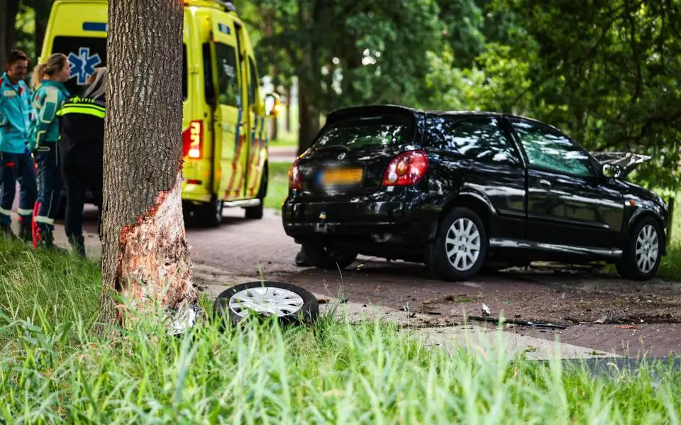 Man (76) overleden bij ernstig eenzijdig ongeluk in Drachten: zijn auto botste tegen een boom