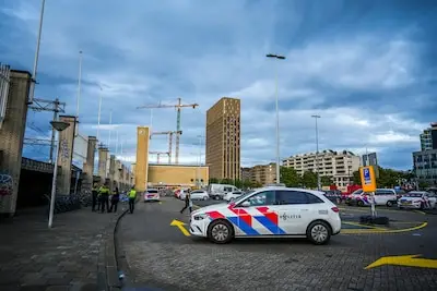 Man gewond bij steekincident naast station Eindhoven, politie zoekt ook in treinen naar verdachte