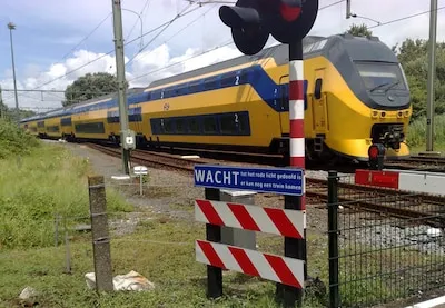 Aanrijding op spoor bij Vught: geen treinen tussen Tilburg en Den Bosch, ook reizigers naar Boxtel ‘moeten bus pakken’