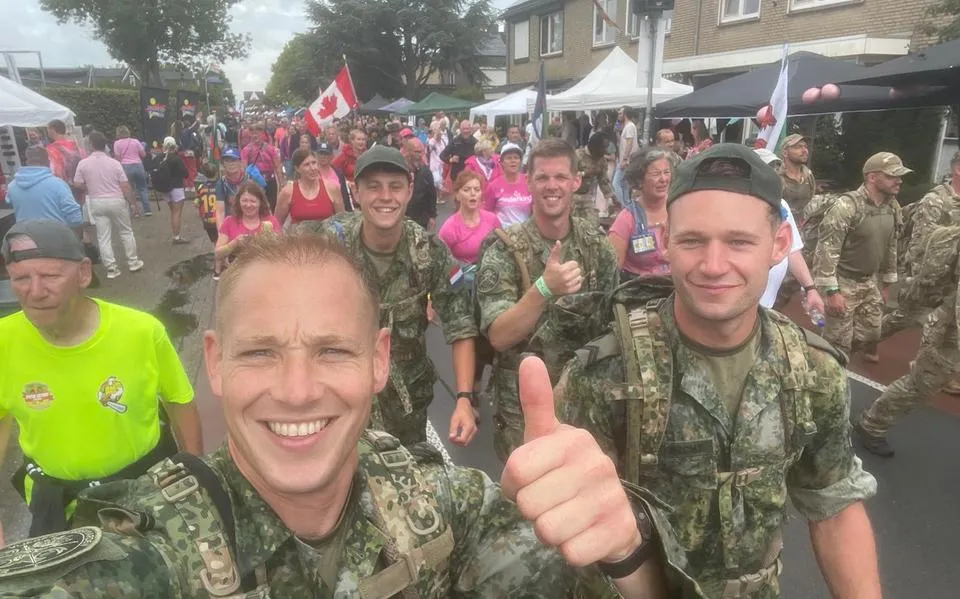 Brandweerman en militair Thomas (33) uit Dokkum maakt de Nijmeegse Vierdaagse extra zwaar voor zichzelf