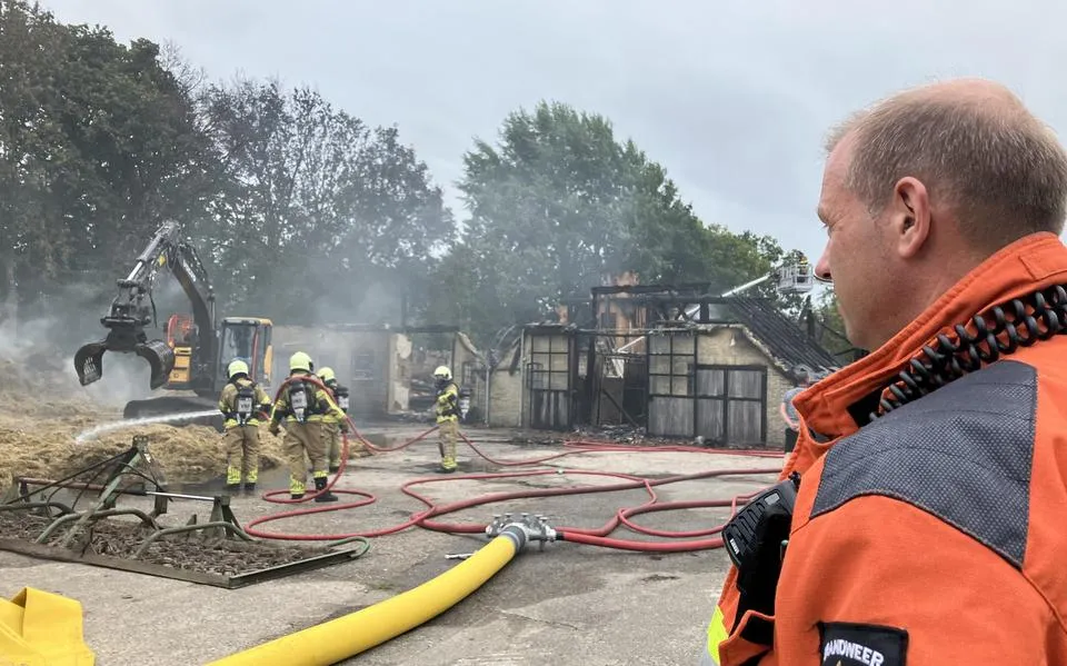 Rietgedekte boerderij in Sumar compleet verwoest door brand: ‘Der wie gjin rêden mear oan’
