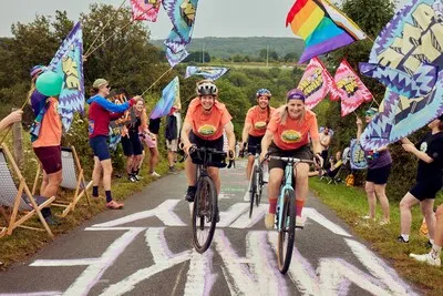 ‘Watch the Femmes!’: Cheer Squad juicht bij de Tour de France voor gelijkheid in het wielrennen