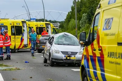 Vier gewonden bij ernstig ongeluk op A2 bij Eindhoven: auto slaat over de kop, traumaheli landt op snelweg