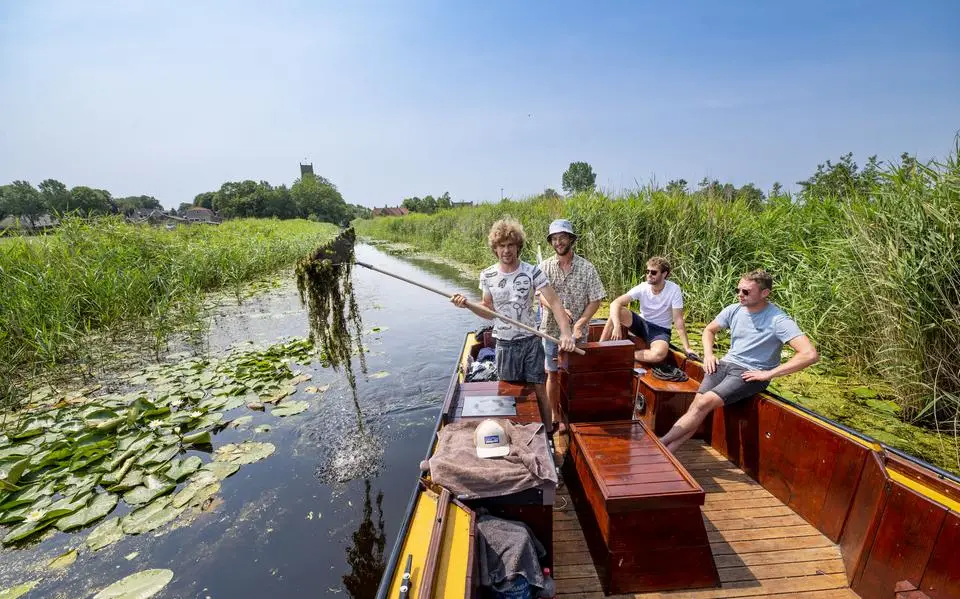 Waterplanten maaien mag toch in dichtgegroeide vaart bij Jorwert: kunnen er straks weer bootjes langs?