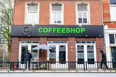 Bom van benzine en cobravuurwerk tegen coffeeshop, verdachten wilden alleen ‘het nieuws halen’