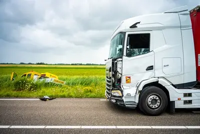 Busje wegwerker belandt in sloot na botsing met vrachtwagen in Woubrugge