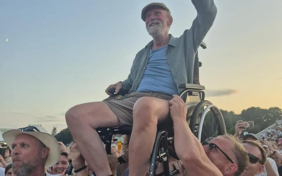 Tabe (71) uit Leeuwarden heeft avond van zijn leven bij Neil Young. ‘Die rolstoel moest de lucht in’