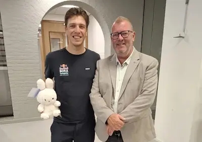 Geldropse knuffel voor Tourbaby Danny van Poppel