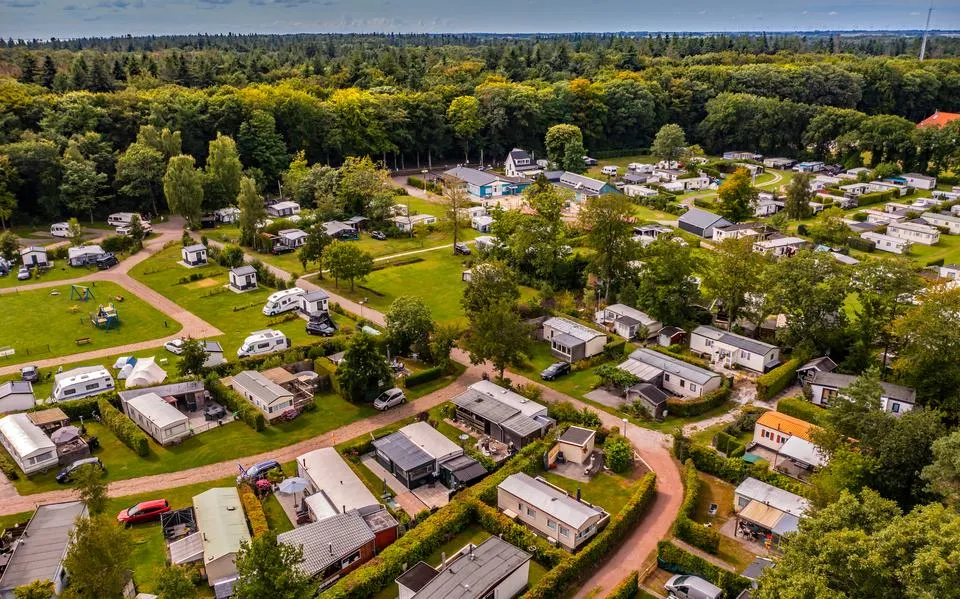 Dat het ‘grote geld’ de vakantieparken heeft ontdekt, is omdat wij er zo graag heen gaan | LC commentaar