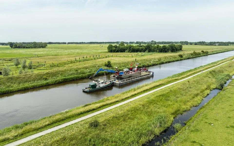 Vrachtwagens vol slib in kwetsbare natuur bij Lauwersoog gestort, ecologen zijn bezorgd