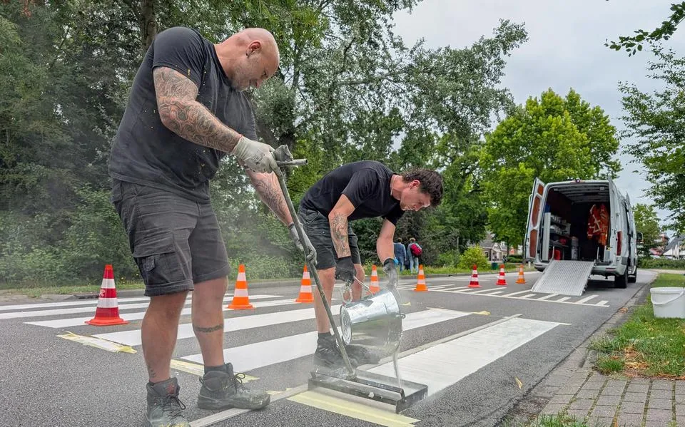 Veilige oversteek op Harddraversweg Joure door nieuw aangelegd zebrapad