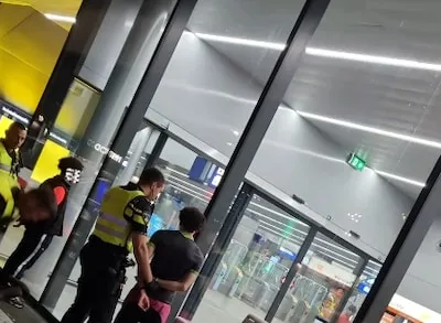 Tiener wordt geslagen en geschopt door jongeren in centrum Tilburg, groep neemt geld en vapes mee