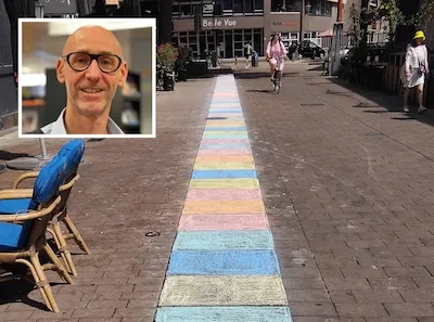 Kunstenaar aan de slag met stoepkrijt, tot er twee boa’s verschijnen en hem boete geven