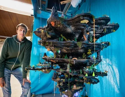 Kunstenaars exposeren werk in lege winkel op Eindhoven Centraal: ‘Een mysterieuze, ongewone wereld’