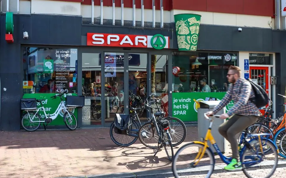 Dakloze (24) uit Leeuwarden wil snoep stelen en slaat winkelpersoneel: twee weken cel
