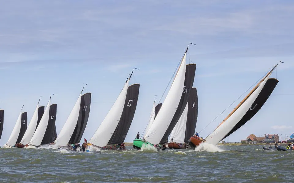 Buien, harde wind en golven. De wedstrijd op Stavoren gaat niet door. ‘It gong best mâl’