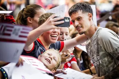 Duizenden PSV-fans trotseren hitte en jagen op een krabbel van hun idool