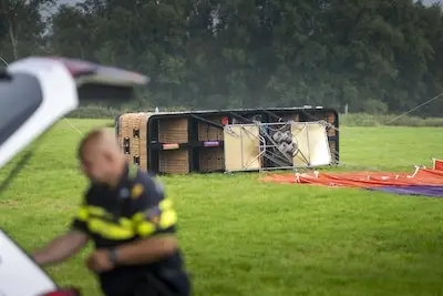 Luchtbal­lon dodelijk ongeluk in Friesland komt uit Goirle, vrouw (66) overleden bij uitje met collega’s