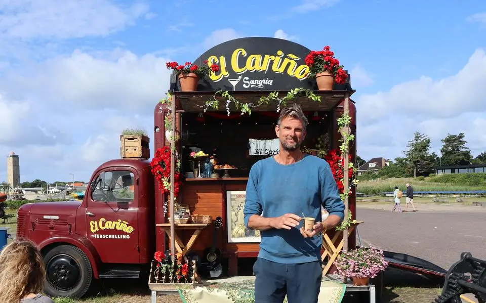 Koffie, broodjes en Spaanse vibes, de fleurige foodtruck van Kris op Terschelling is niet te missen: ‘Het kan mij niet kitscherig genoeg’