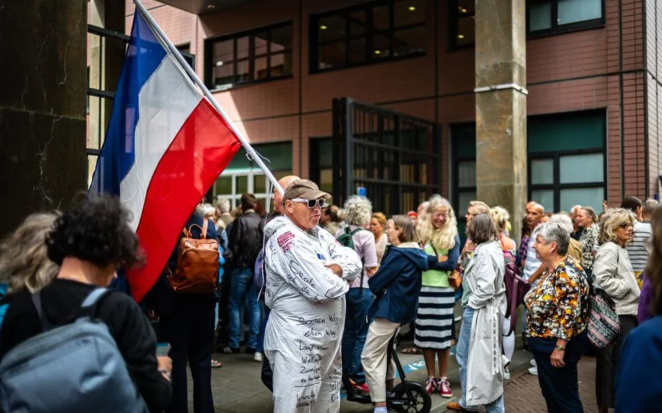 Friezen krijgen geen getuigenverhoor in rechtbank over corona-prik als ‘biowapen’
