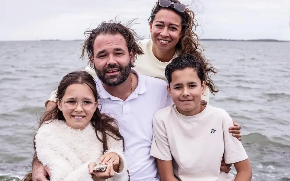 Familie Rozendaal uit Leeuwarden vindt ronde, groene parel op Ameland