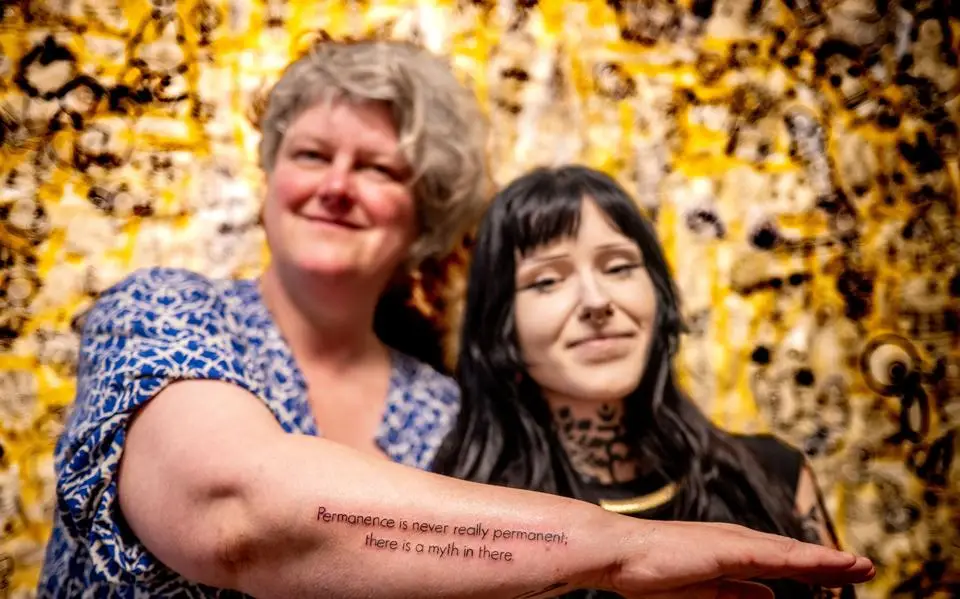 Linda (50) uit Leeuwarden krijgt literaire regel vol betekenis op arm getatoeëerd. Niets is voor altijd, behalve dan die tattoo