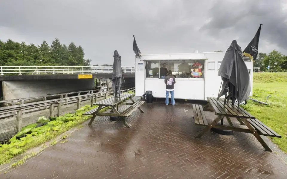 Weer of geen weer: snackwagen de Bonte Hont in Westergeast staat er altijd. ‘Kinst minsken sa bliid meitsje mei in patatsje’